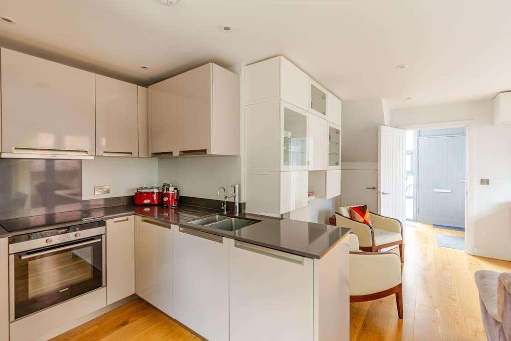 Modern City Centre House With Free Parking 캔터베리 외부 사진