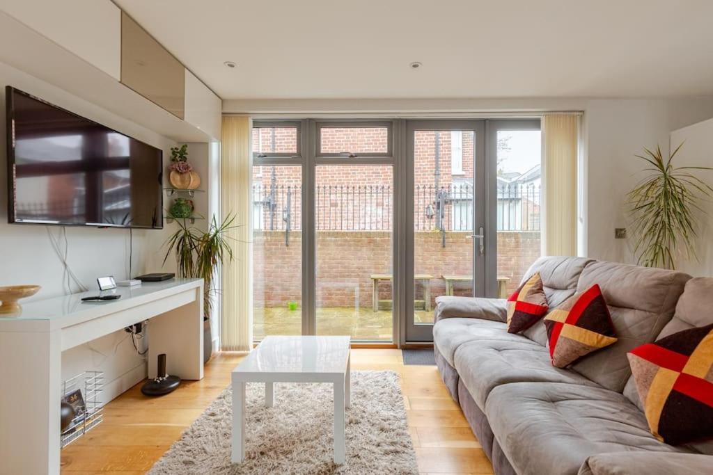 Modern City Centre House With Free Parking 캔터베리 외부 사진